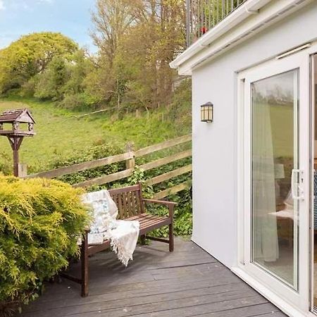 Cosy Beachfront Retreat With Stunning Sea Views & Free Access To A Local Indoor Pool Talland Exteriér fotografie