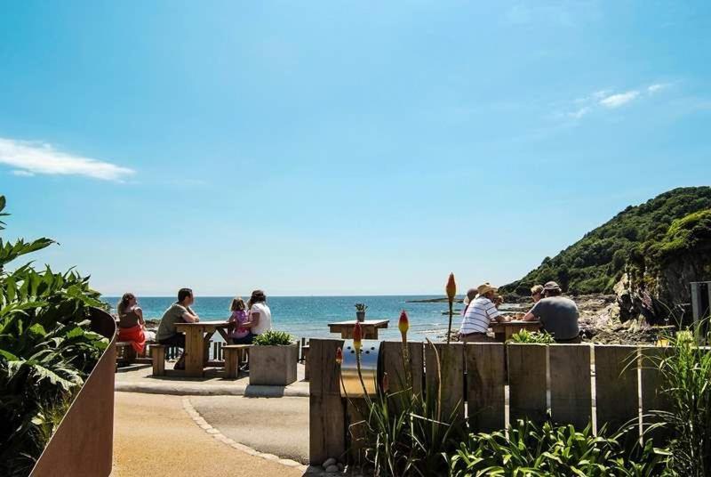 Cosy Beachfront Retreat With Stunning Sea Views & Free Access To A Local Indoor Pool Talland Exteriér fotografie