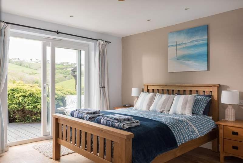 Cosy Beachfront Retreat With Stunning Sea Views & Free Access To A Local Indoor Pool Talland Exteriér fotografie