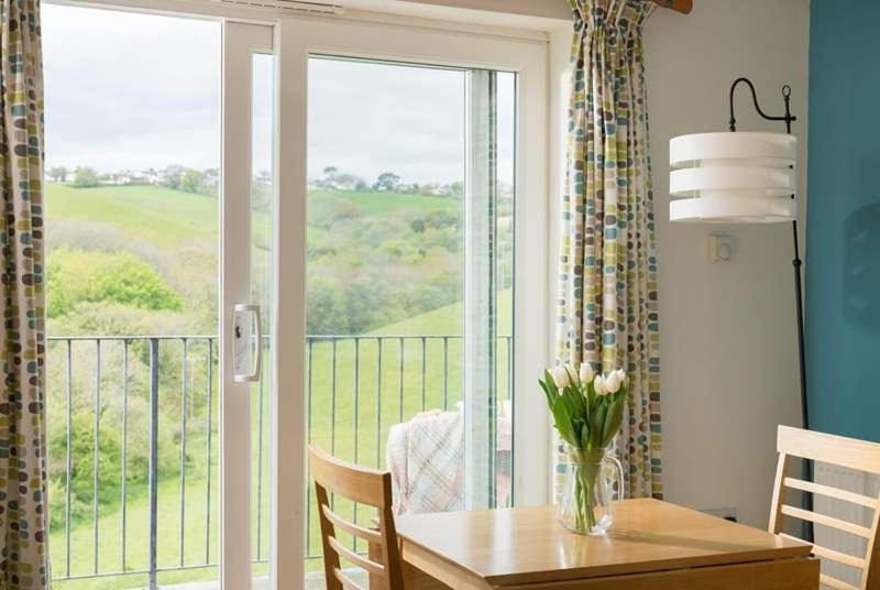 Cosy Beachfront Retreat With Stunning Sea Views & Free Access To A Local Indoor Pool Talland Exteriér fotografie