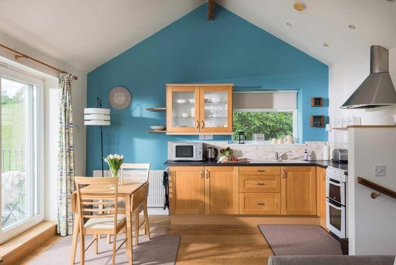 Cosy Beachfront Retreat With Stunning Sea Views & Free Access To A Local Indoor Pool Talland Exteriér fotografie
