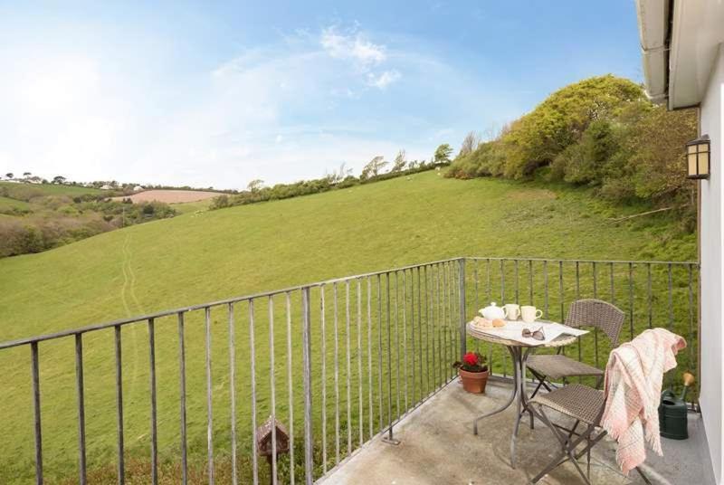 Cosy Beachfront Retreat With Stunning Sea Views & Free Access To A Local Indoor Pool Talland Exteriér fotografie