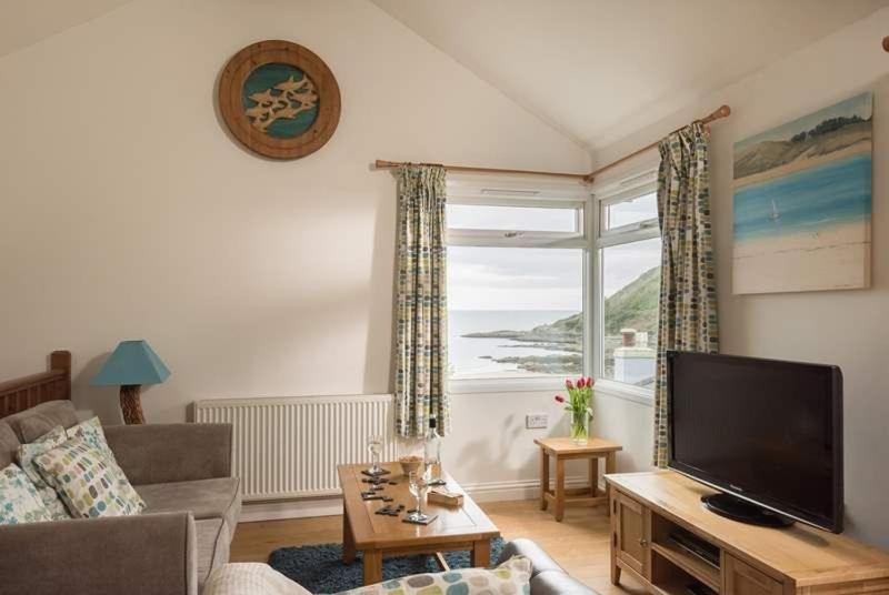 Cosy Beachfront Retreat With Stunning Sea Views & Free Access To A Local Indoor Pool Talland Exteriér fotografie
